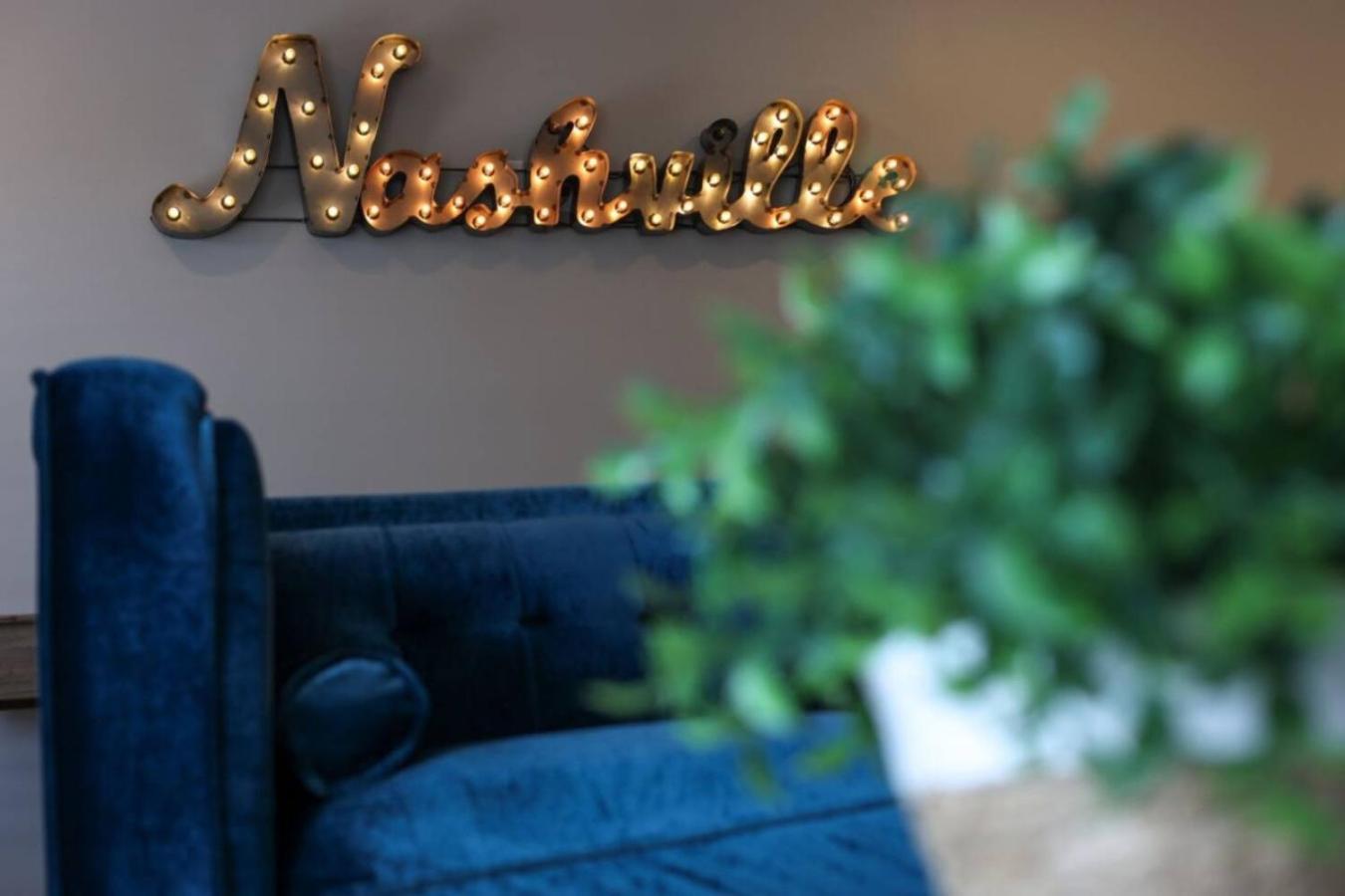 Urban Escape Rooftop Lounge With Skyline Views Holiday home