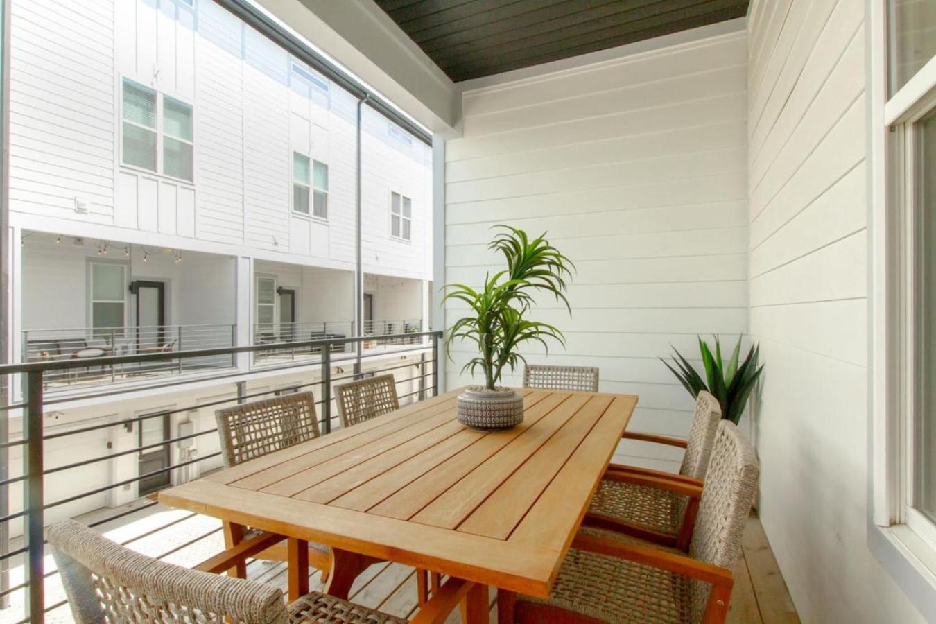 Two Townhomes Rooftop Patios Hillsboro Village Holiday home Nashville