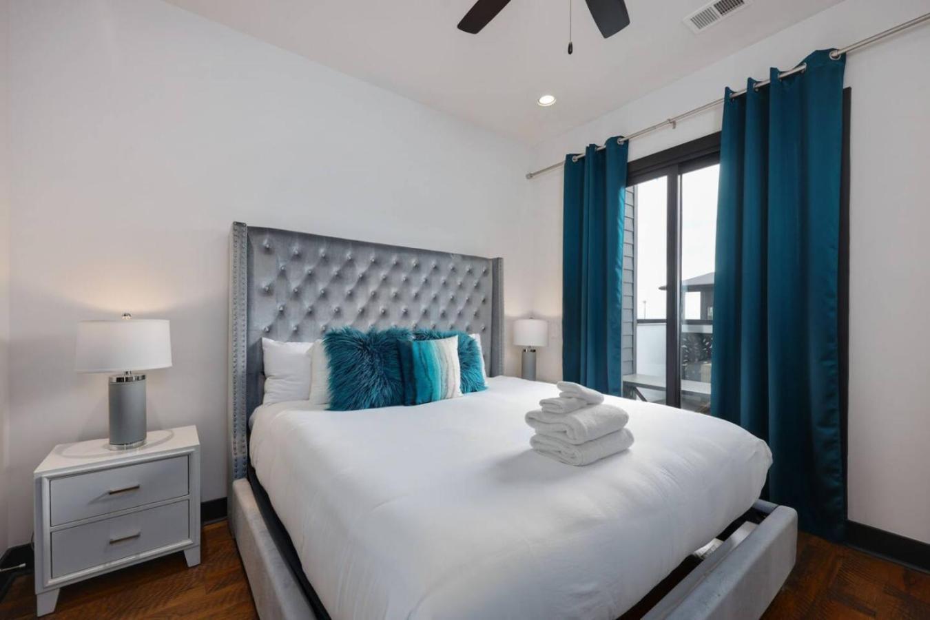 Holiday home Two Townhomes- Rooftop Lounge- Hot Tub- Views