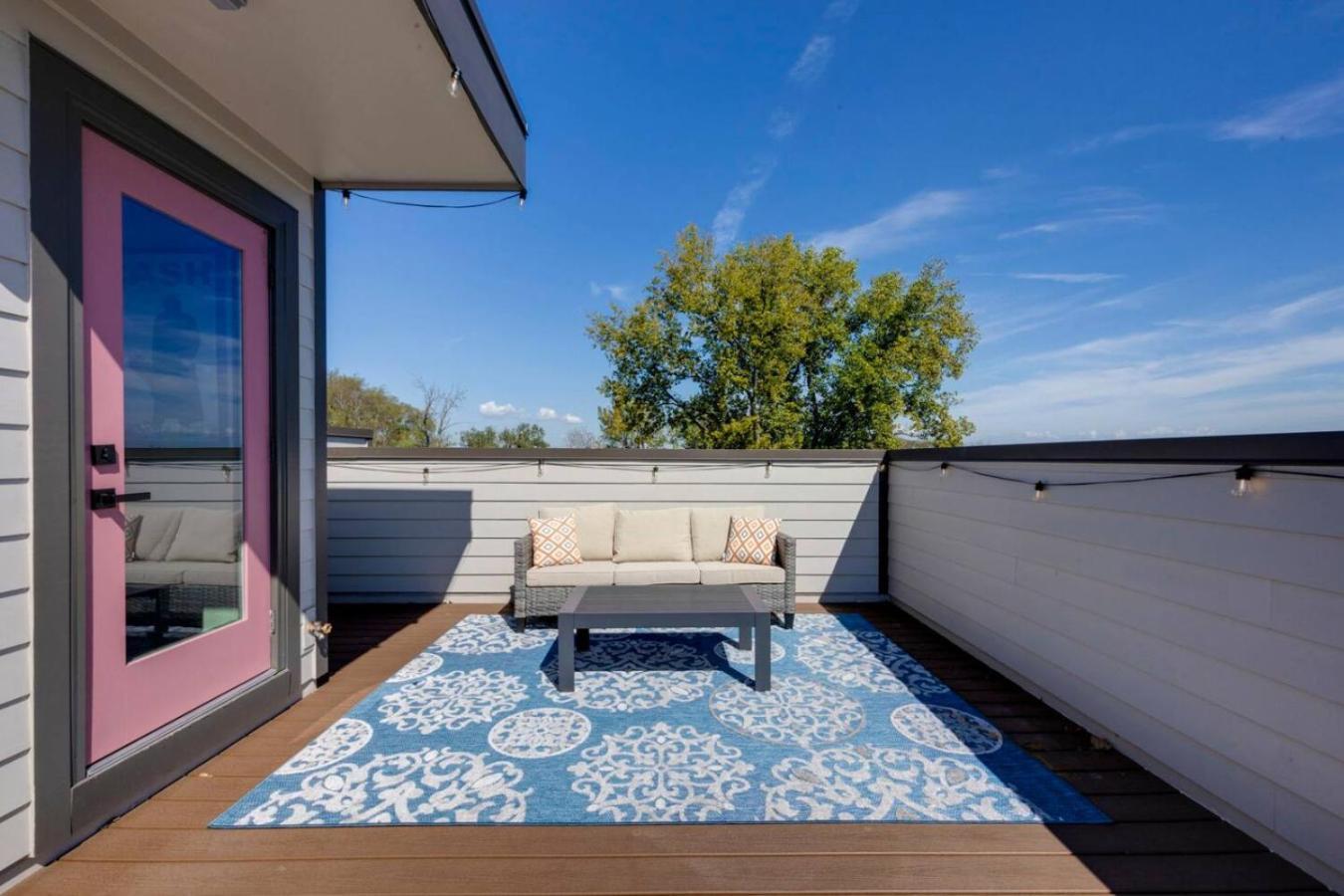 Music Abode And Cowgirl Up Dual Townhomes