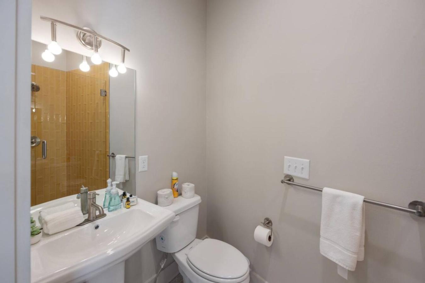 Music Abode And Cowgirl Up Dual Townhomes *