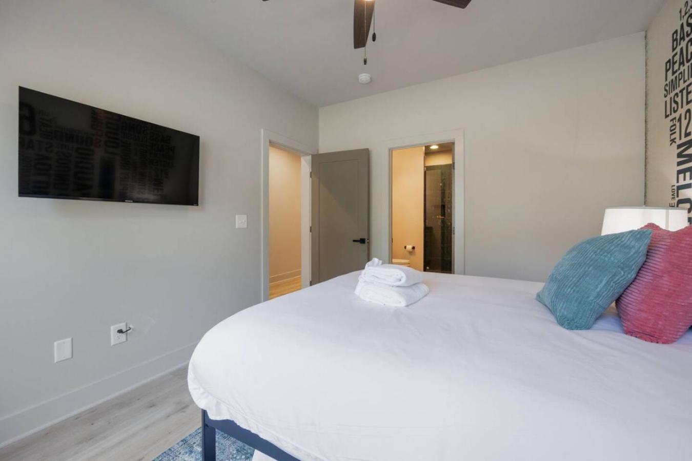 Hey Dolly Denim Dual Townhomes Holiday home Nashville