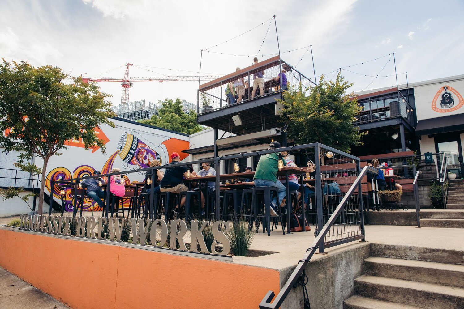 Hot Tub, Rooftop, Skyline View, 5mins From Stadium, Less Than 10 Mins To 5 Points And Broadway, 3 Spacious Suites, Workspace, Garage Spaces And Ample Parking, 24 Hr Hospitality Holiday home *