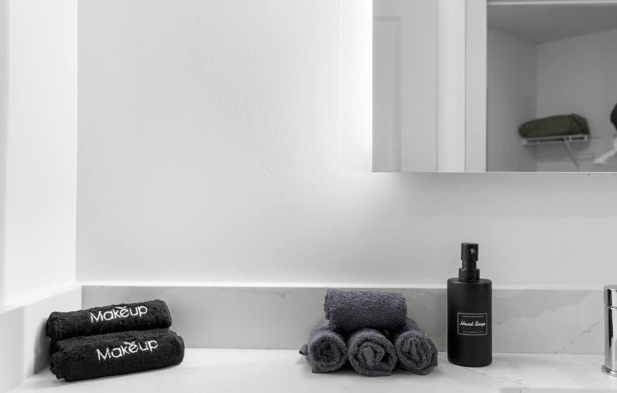 5min To Dt Pool King Bed Full Gym Parking Apartment