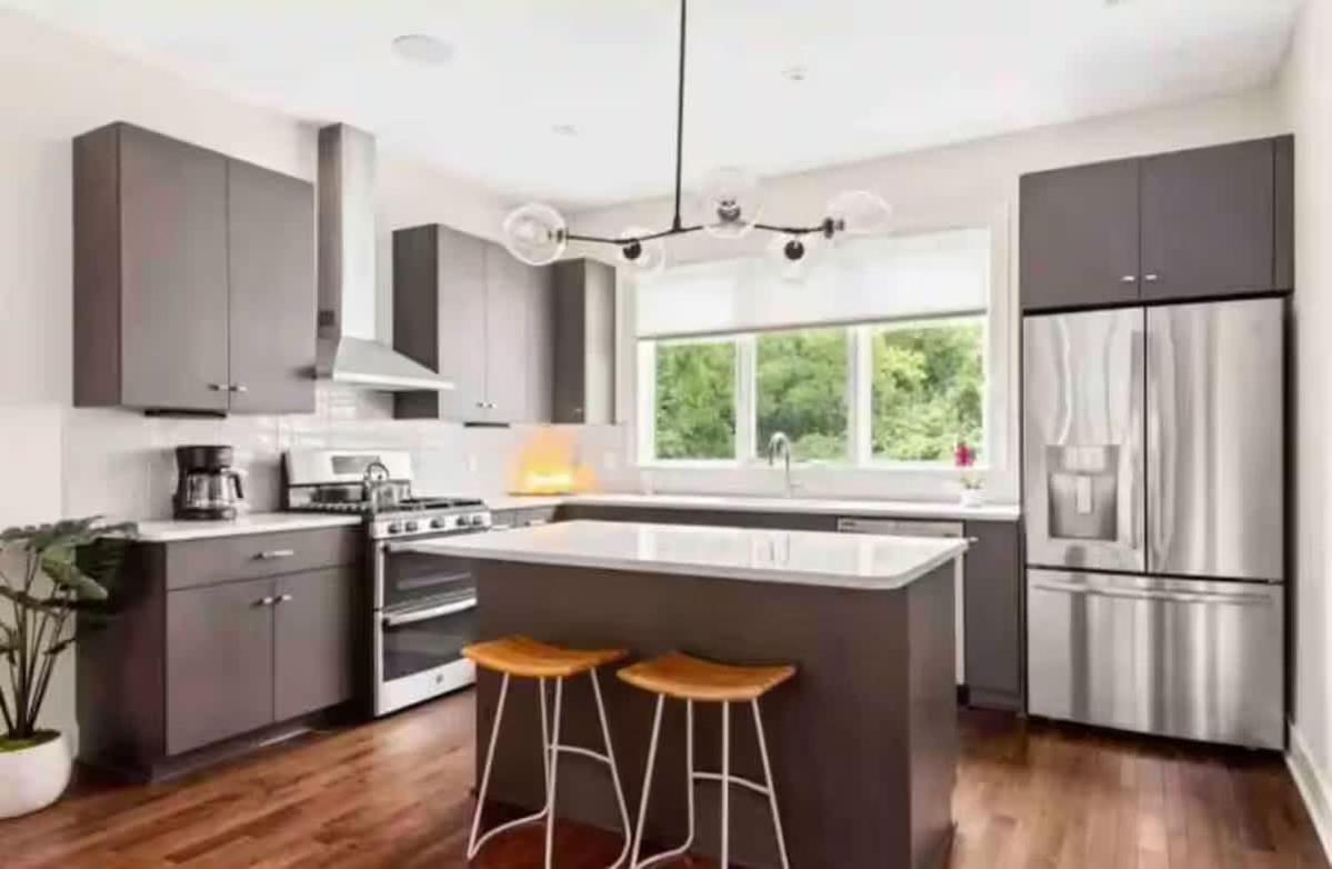 Rare Gem Near Downtown-sleeps 10 Holiday home *