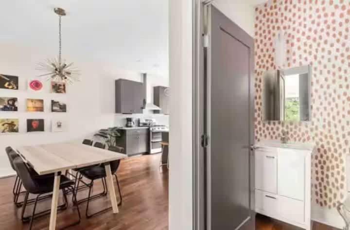 Rare Gem Near Downtown-sleeps 10 *