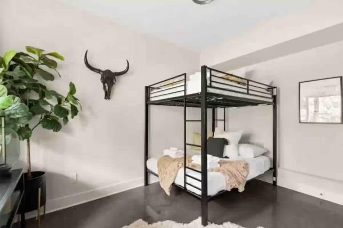 Rare Gem Near Downtown-sleeps 10 Holiday home