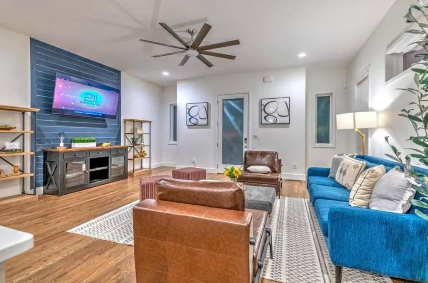 Holiday home New 4bdrm House With Views, Pool Table, 5min To Downtown! Sleeps 22!
