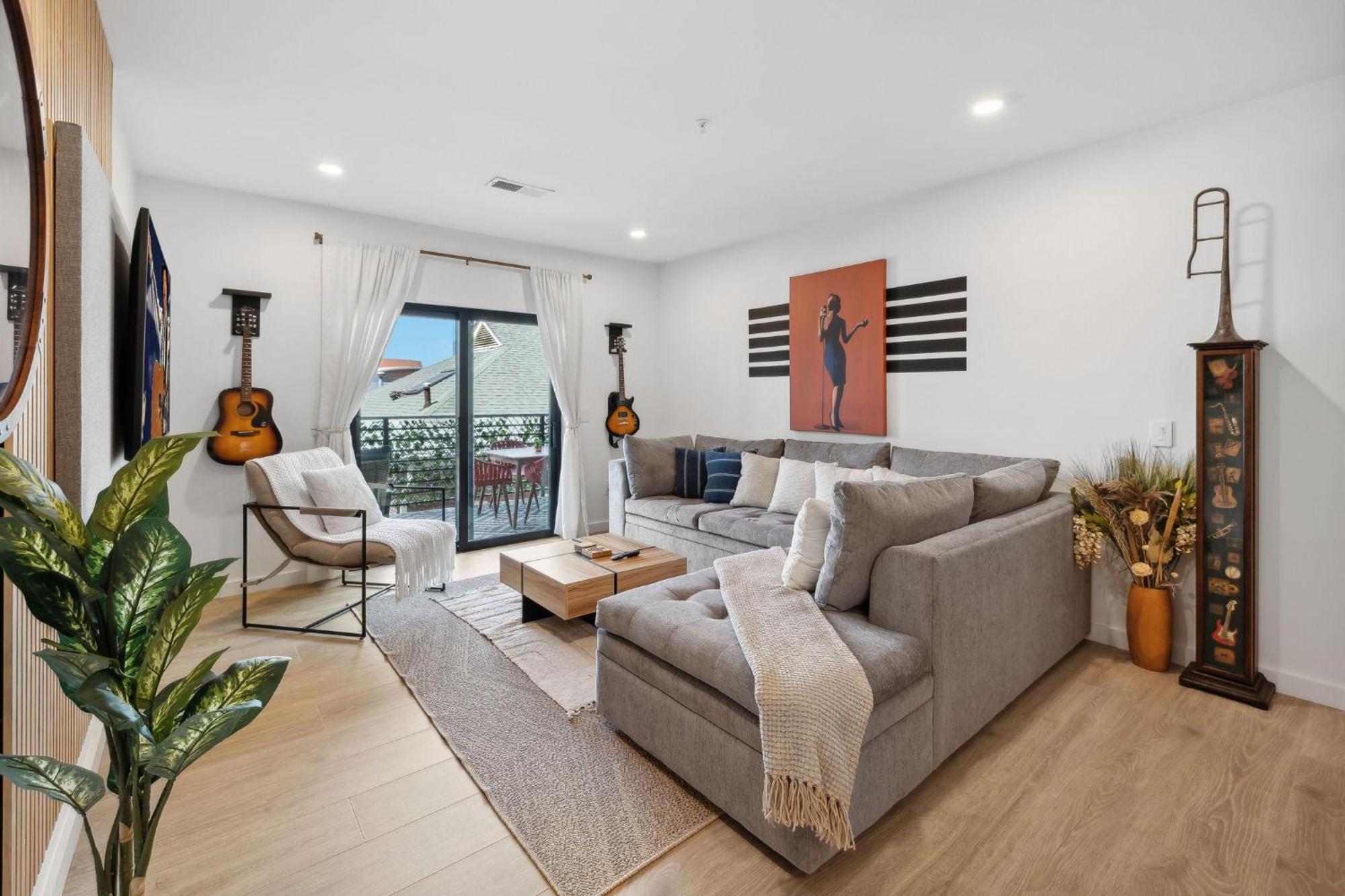 Holiday home Riffs - 2 Unit Odyssey Combo - Heart Of Midtown