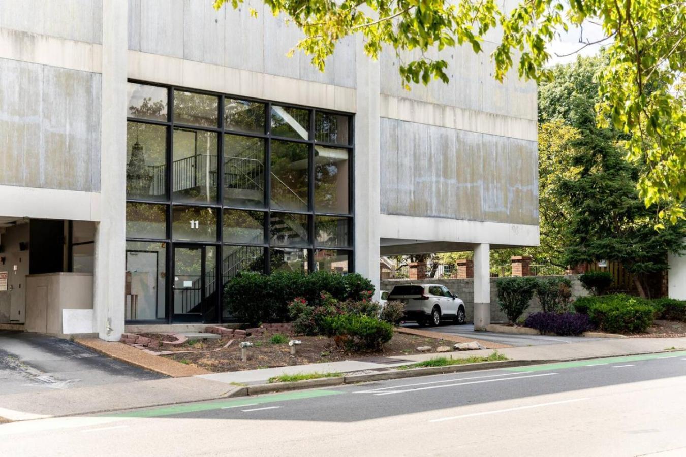 Pool, Walk Restaurants Bars On Famous Music Row