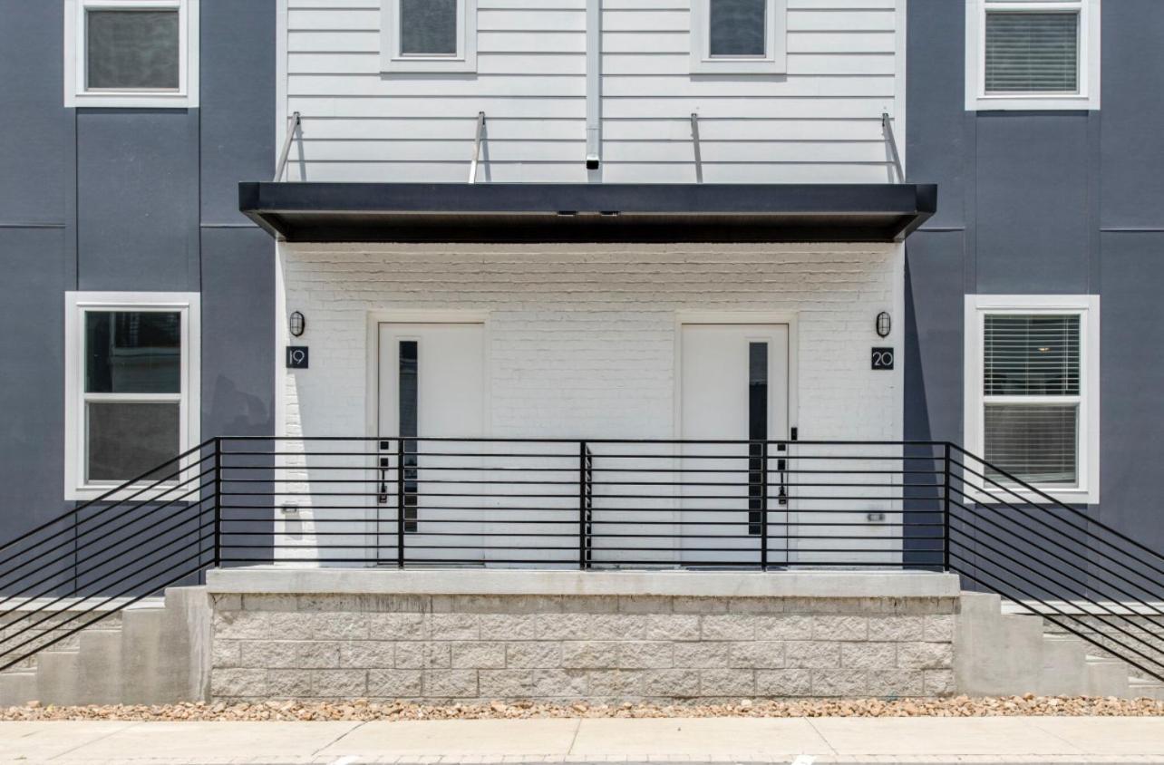 Classy, Cozy, Close To Downtown Apartment *