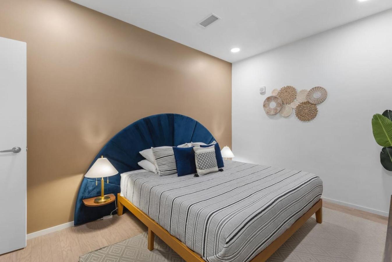 Holiday home Luxury Riverview With Patio Walk To Broadway
