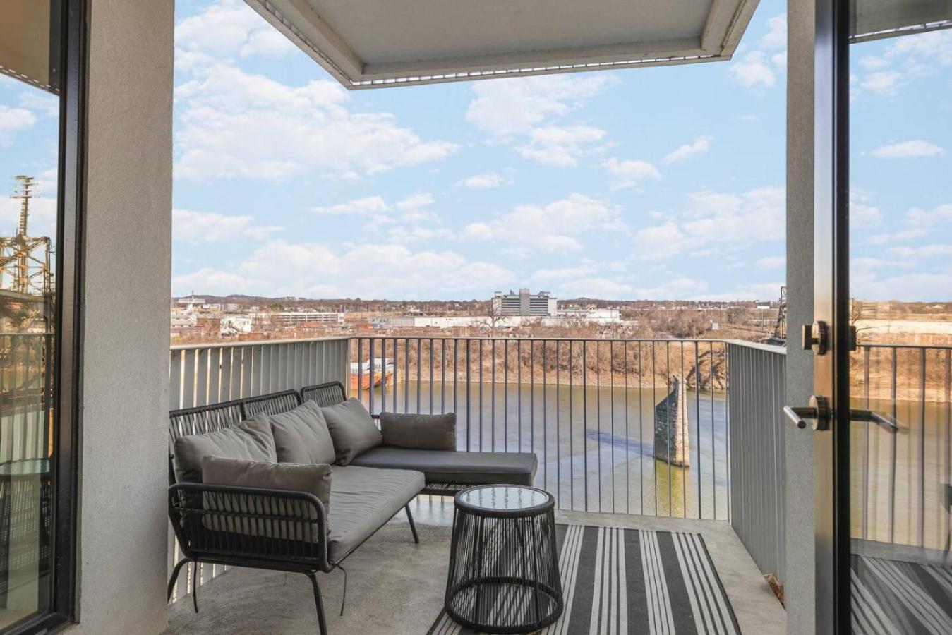Luxury Riverview With Patio Walk To Broadway *