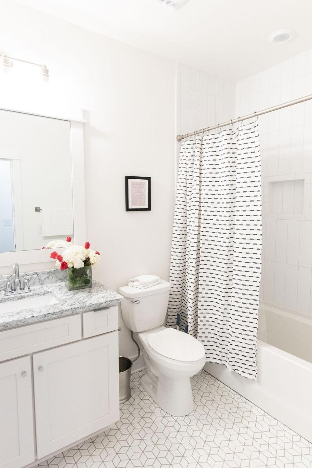Luxury Twin Homes Near Downtown Holiday home *