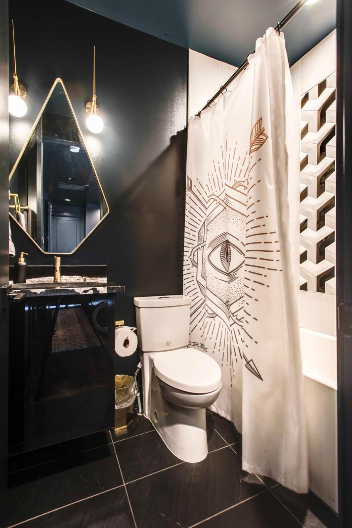 Holiday home Large Rooftop, Murals, Skyline Views, Five Mins To Stadium Less Than 10 Mins To 5 Points And Broadway, Rooftop Grill, Garage Spaces And Ample Parking, 24 Hr Hospitality, Great For Groups *