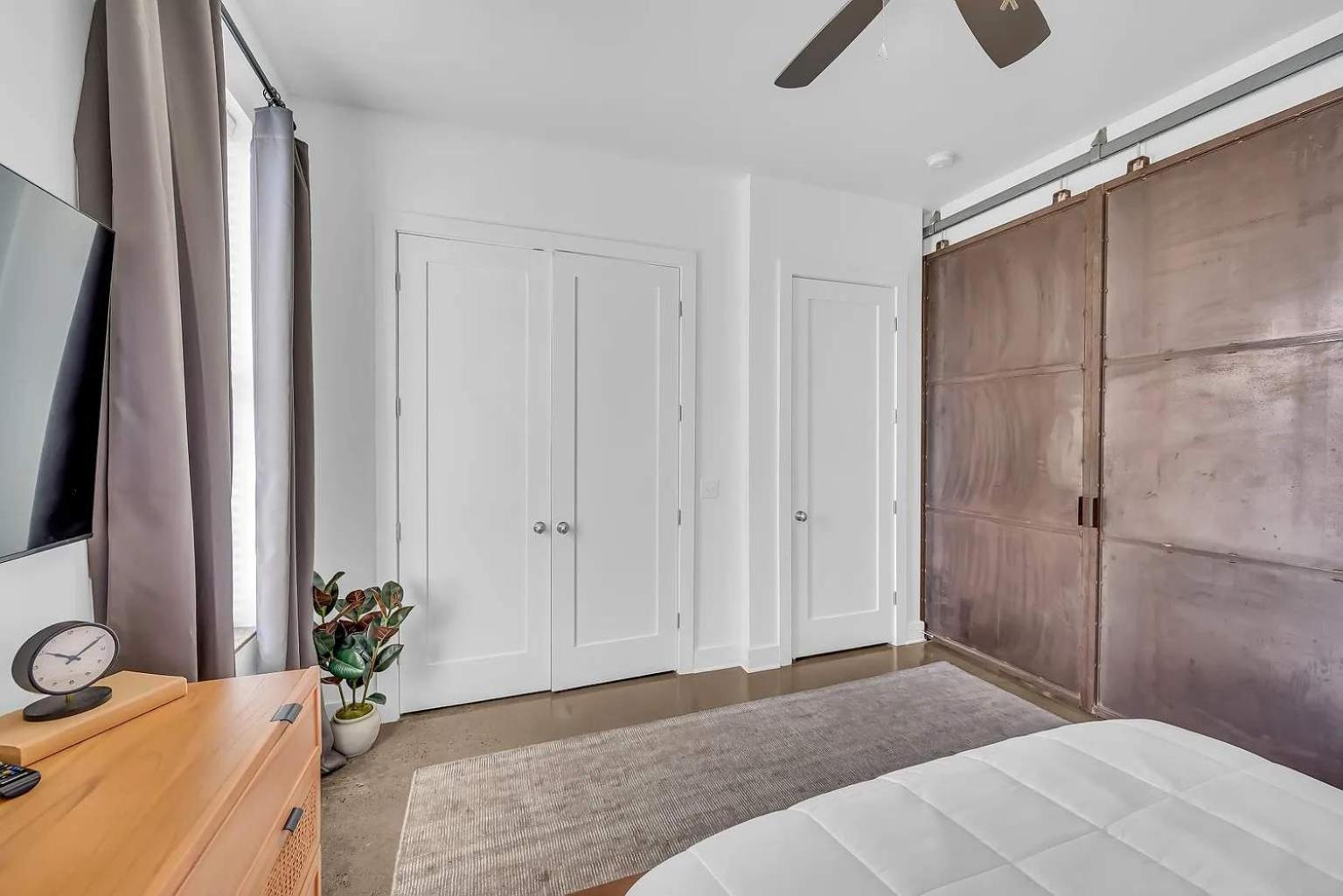 Modern King Bed Free Parking Downtown Apartment