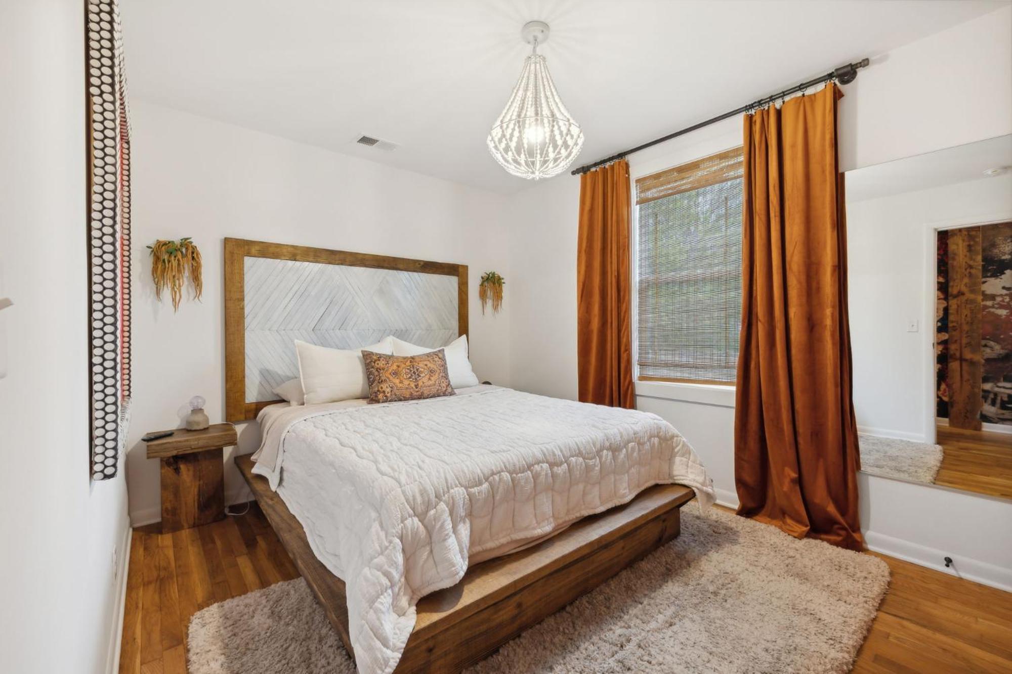 Vibey Unit In Duplex *