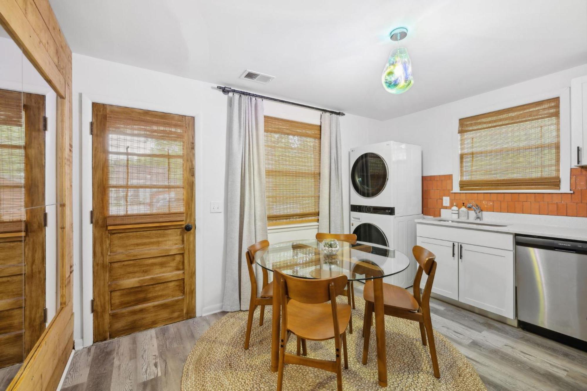 Vibey Unit In Duplex Apartment *