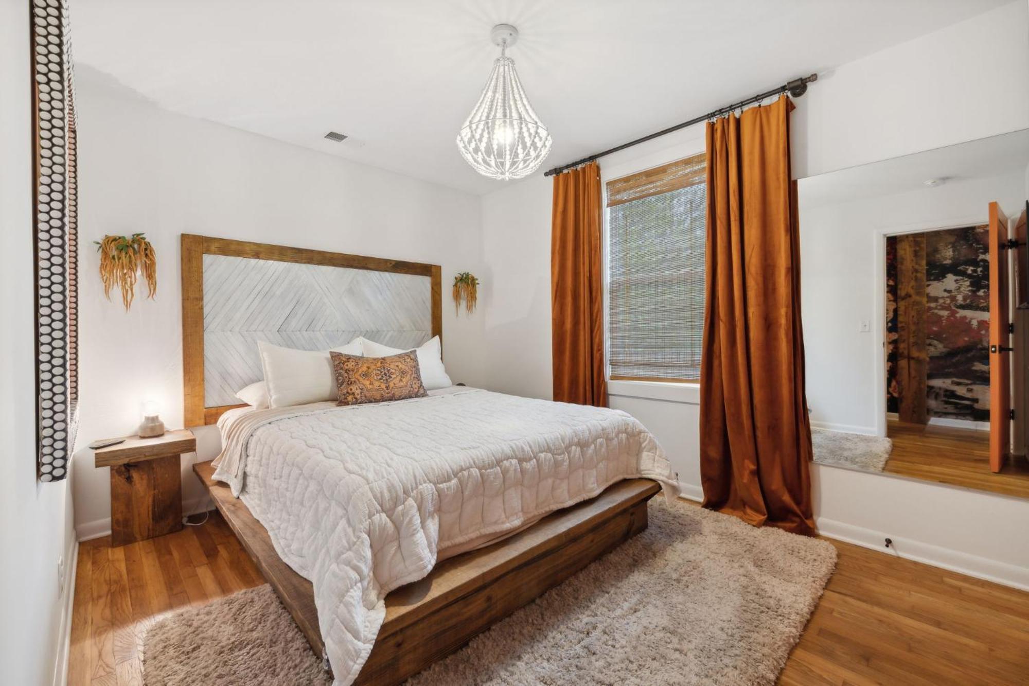 Vibey Unit In Duplex Nashville