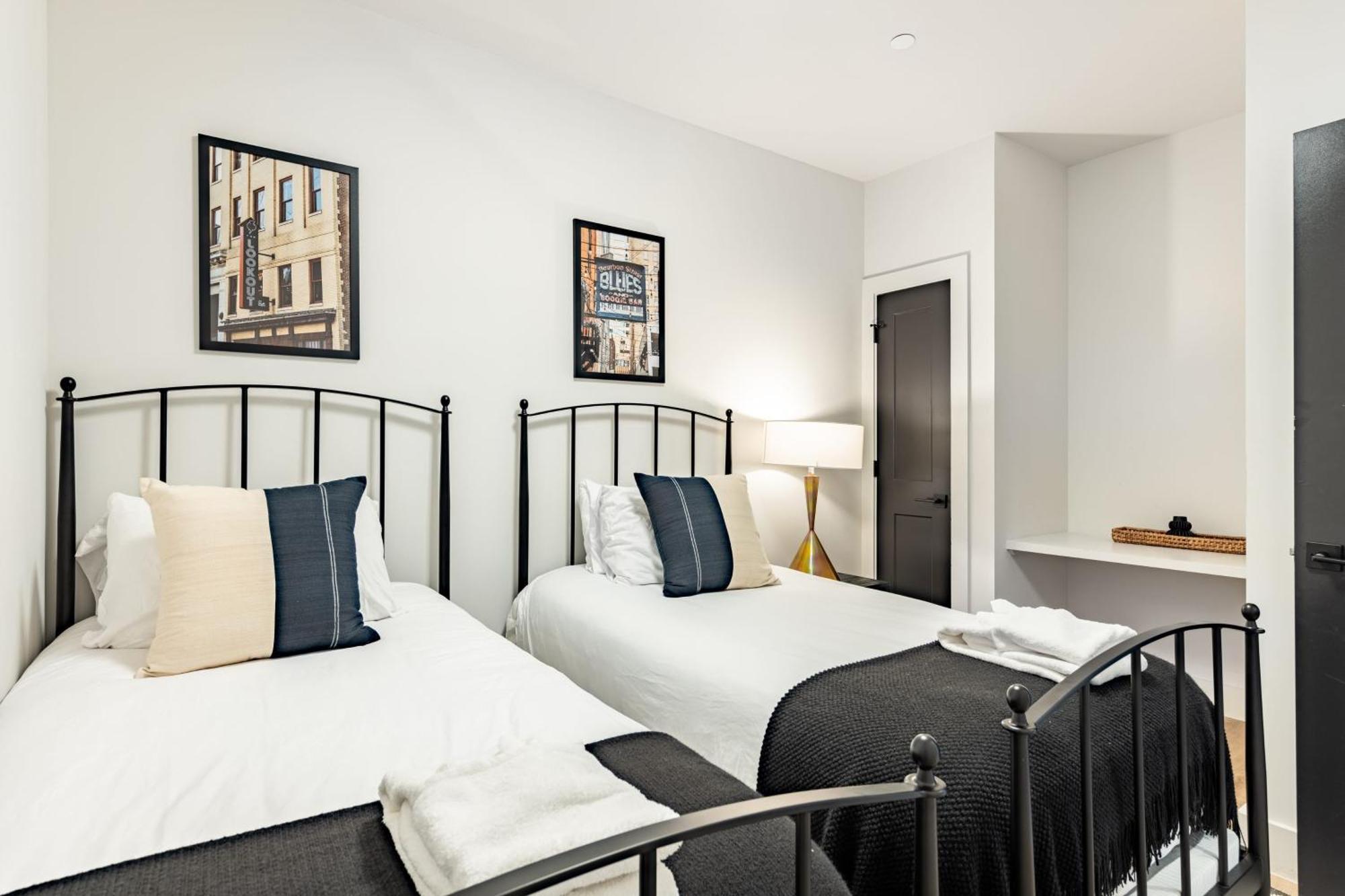 Holiday home Prime Walkable Midtown Location Pool Gym Outlaws Den By Avantstay *