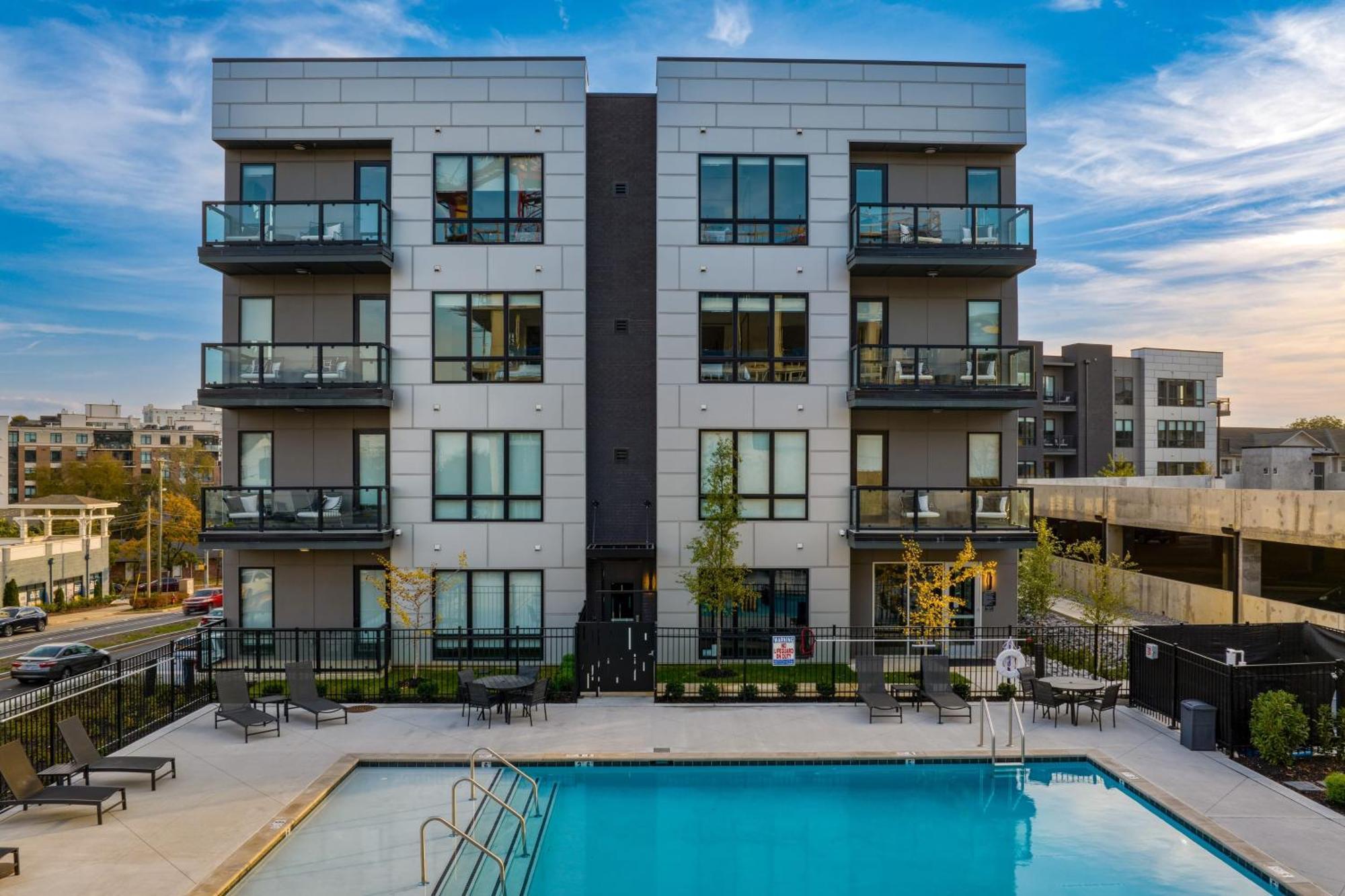 Prime Walkable Midtown Location Pool Gym Outlaws Den By Avantstay Nashville