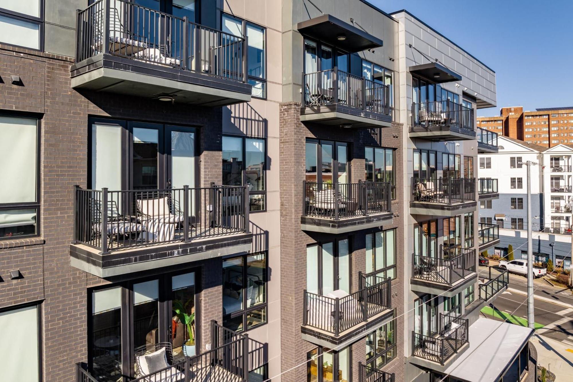 Prime Walkable Midtown Location Pool Gym Outlaws Den By Avantstay
