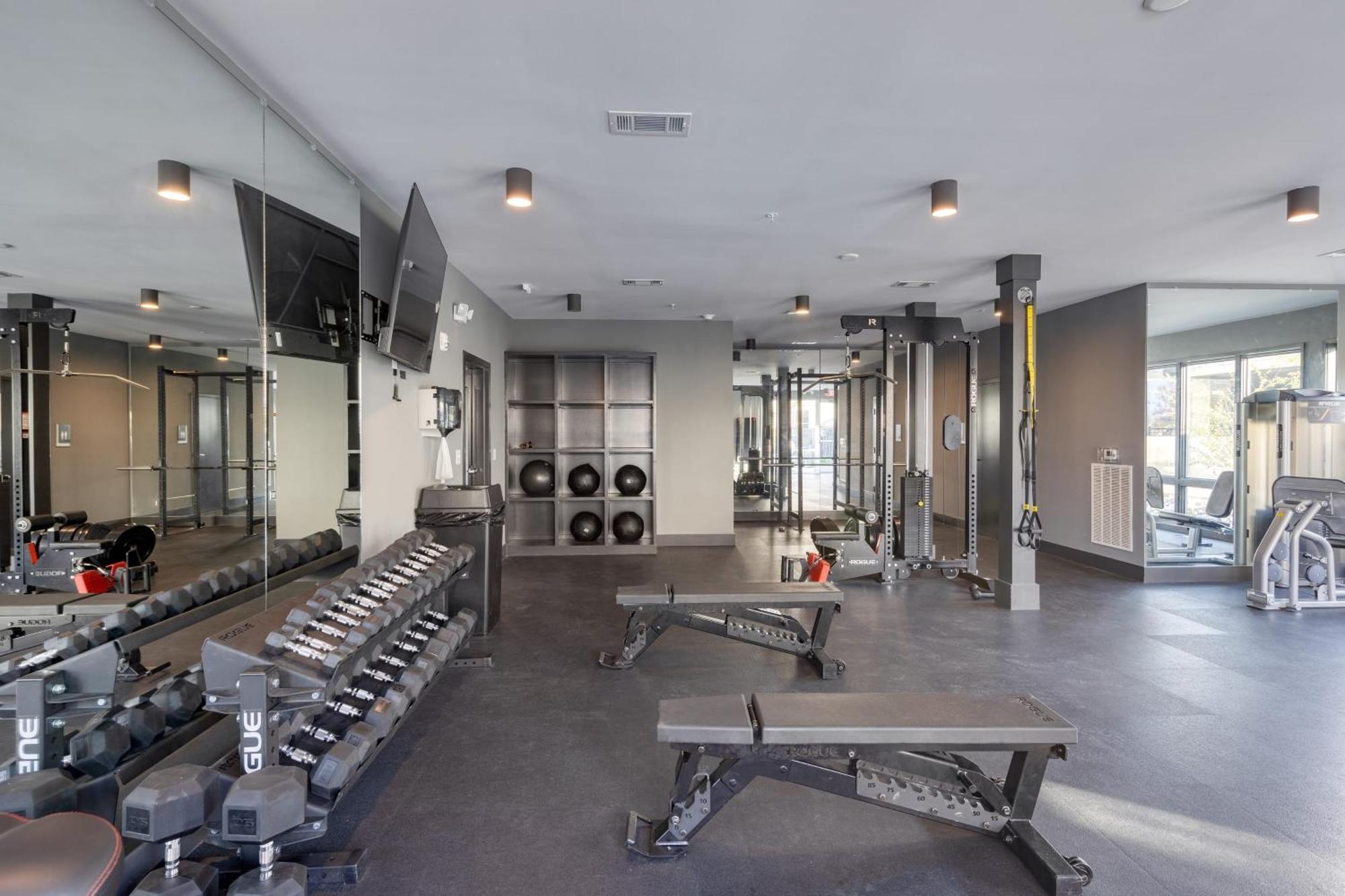 Holiday home Prime Walkable Midtown Location Pool Gym Outlaws Den By Avantstay