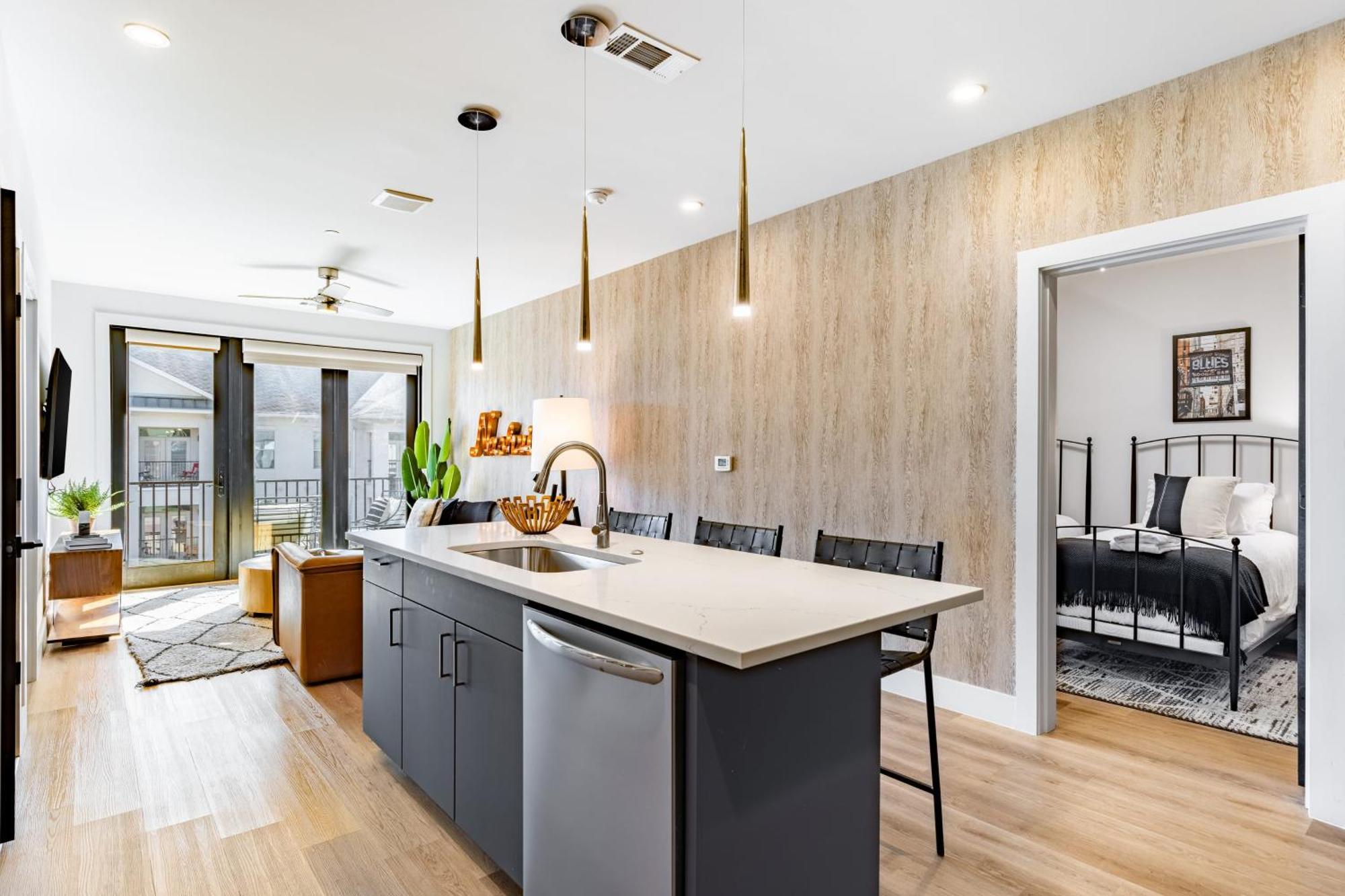 Prime Walkable Midtown Location Pool Gym Outlaws Den By Avantstay *