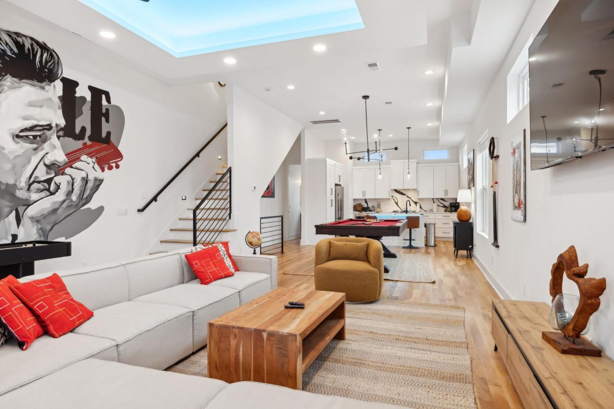 Stylish Multi-level Retreat Rooftop & Pool Table Holiday home