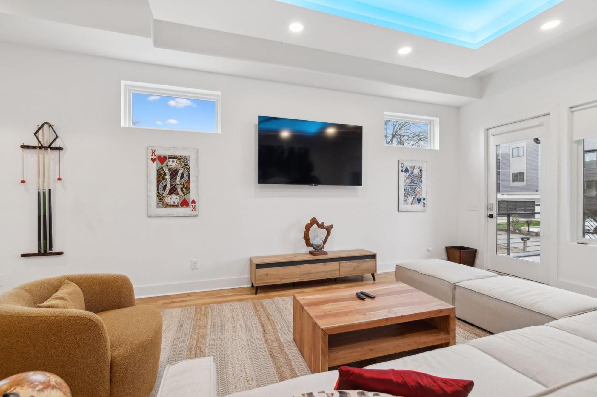 New Modern Multi-level Pooltable & Rooftop Holiday home Nashville