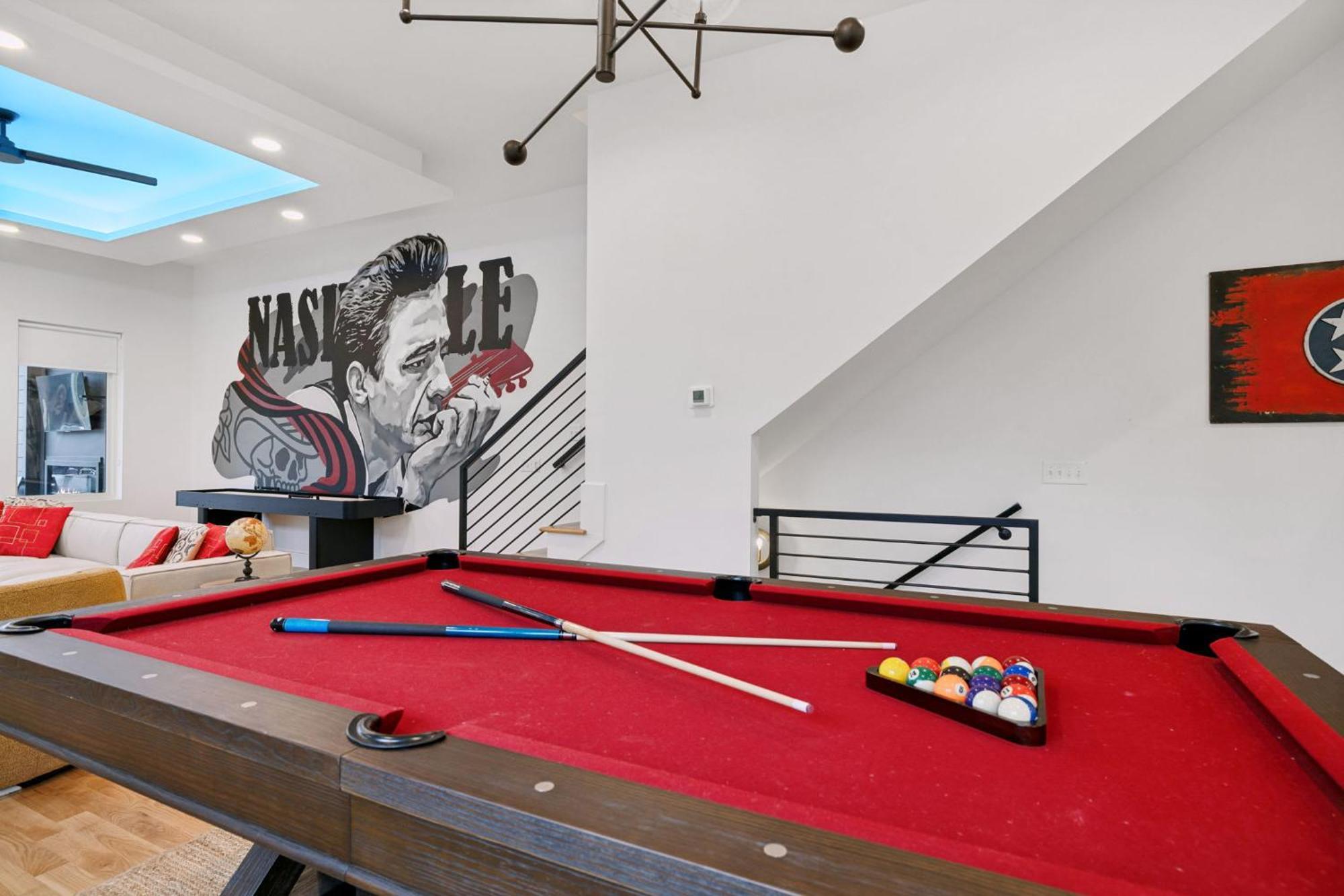 Holiday home New Modern Multi-level Pooltable & Rooftop *