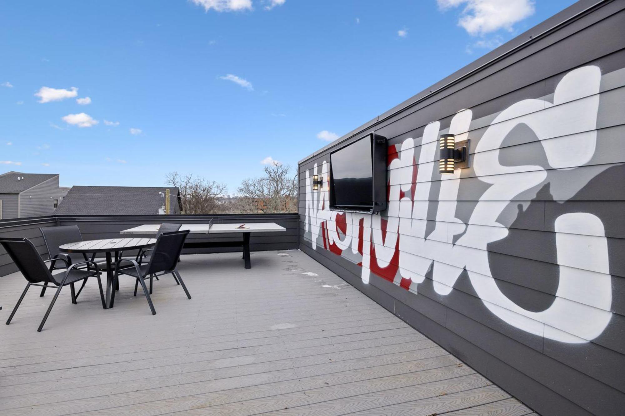 Holiday home New Modern Multi-level Pooltable & Rooftop