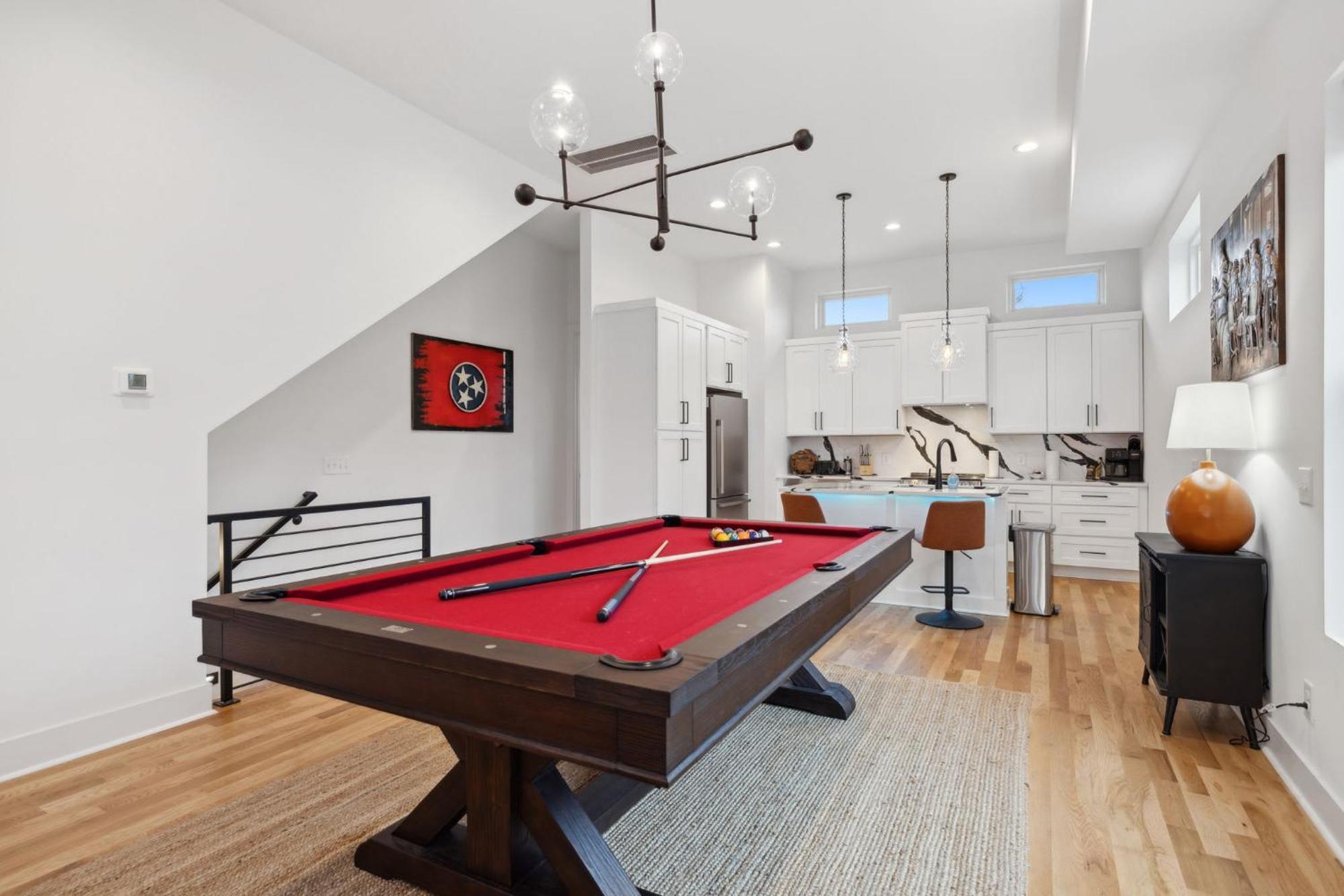 New Modern Multi-level Pooltable & Rooftop Holiday home Nashville