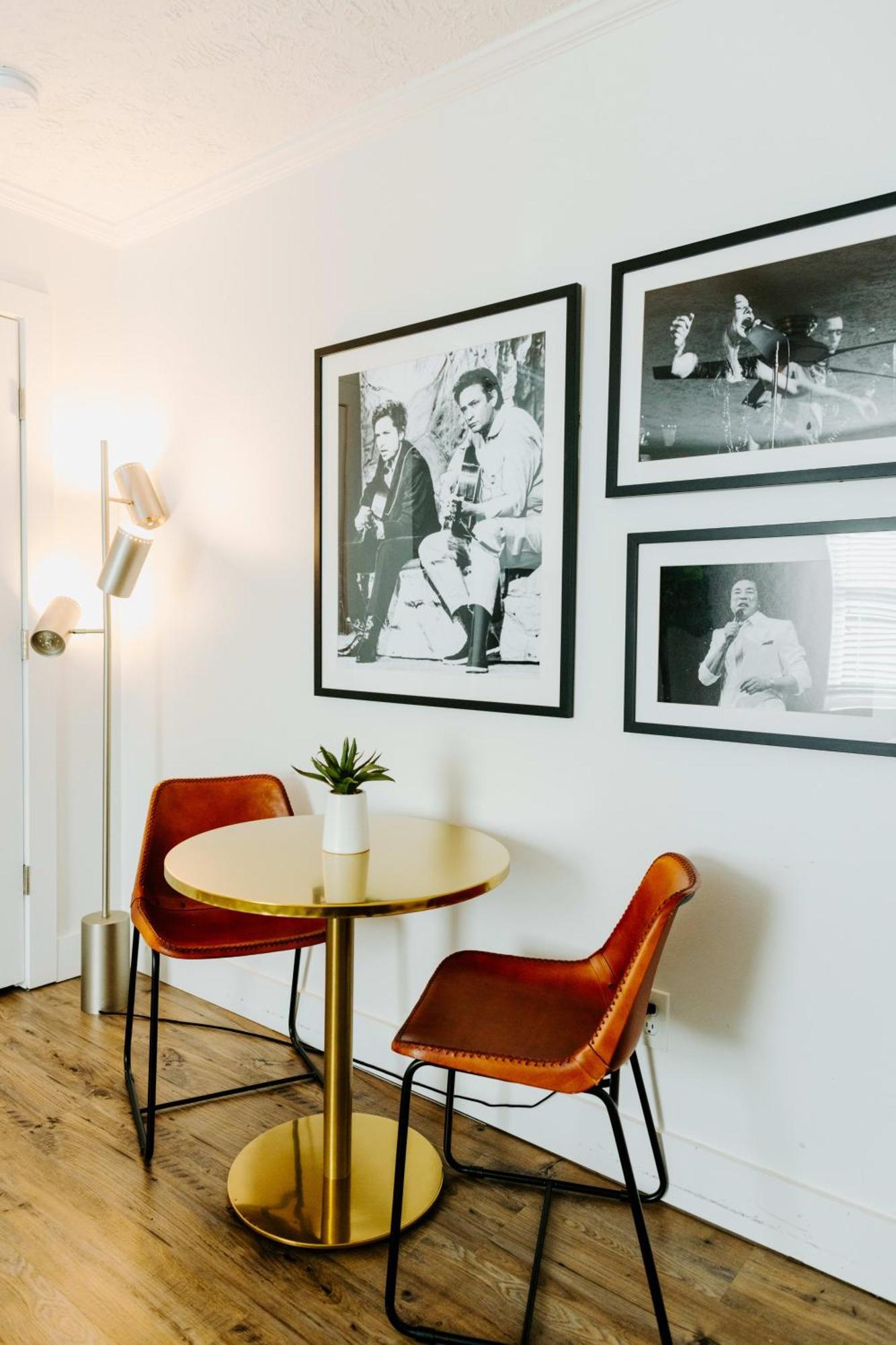 Songwriter's #108 Apartment *