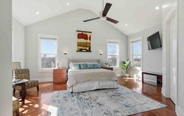 Downtown Luxury Sleeps 9 At Music