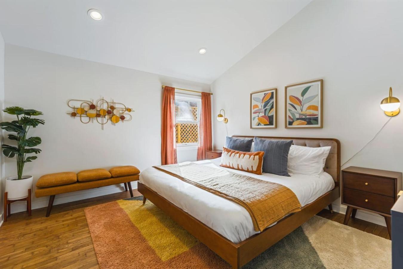 Mid-century Modern Near Restaurants, Coffee And Bars Holiday home