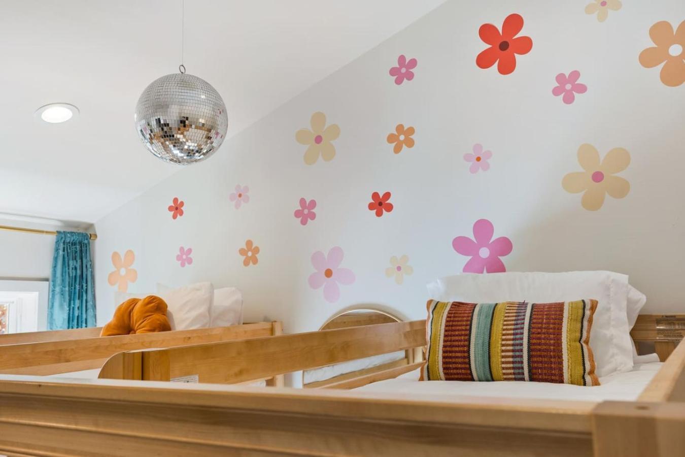 Fun And Fabulous - Walk To Bars, Coffee And Restaurants