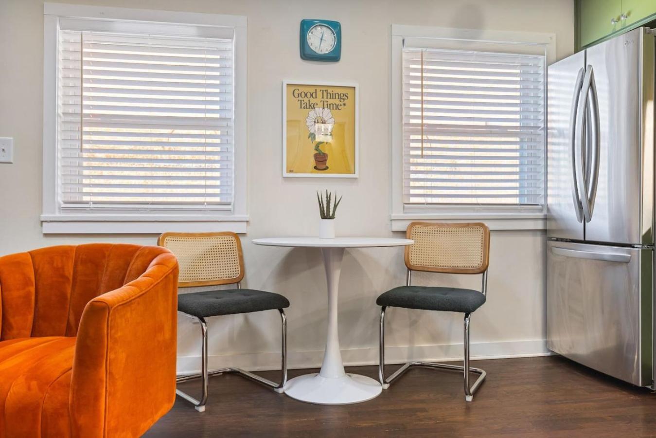 Fun And Fabulous - Walk To Bars, Coffee And Restaurants Holiday home