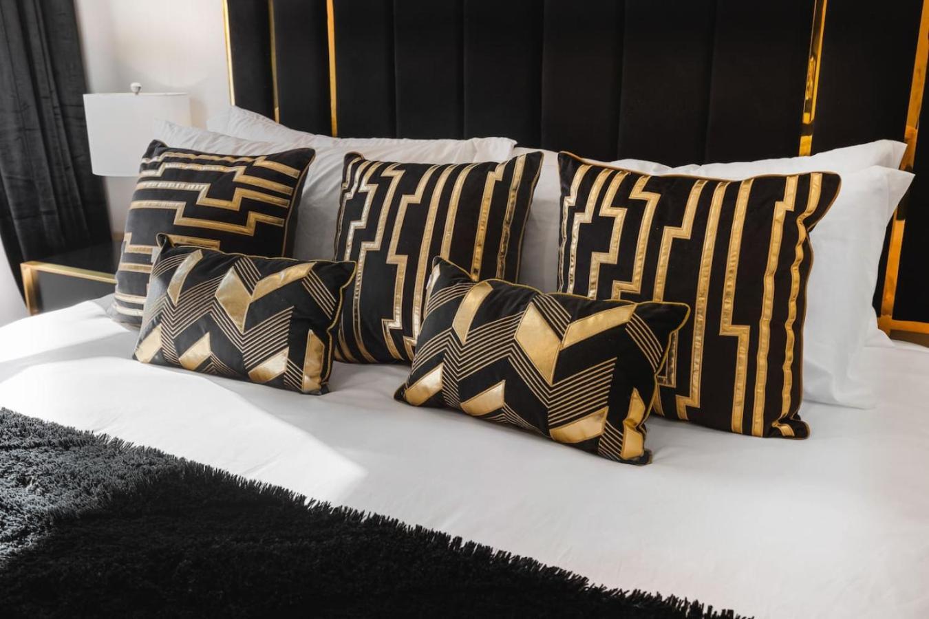 Vibrant Neon Near Restaurants, Coffee And Bars Nashville