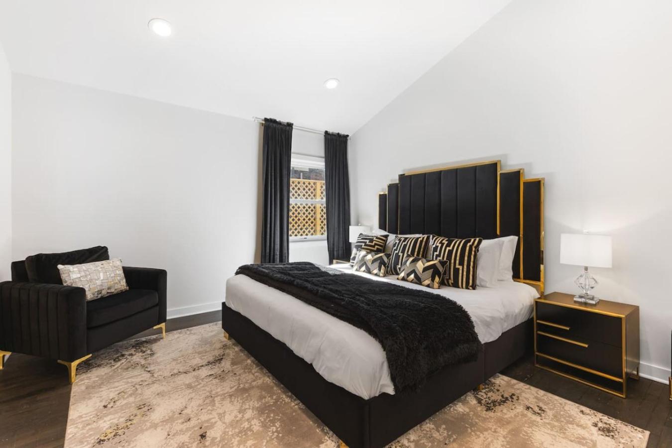 Apartment Vibrant Neon Near Restaurants, Coffee And Bars Nashville