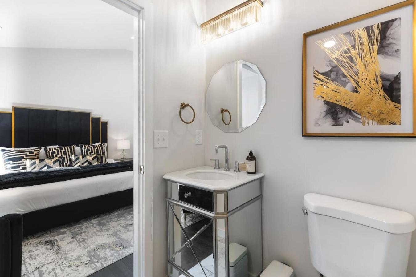 Vibrant Neon Near Restaurants, Coffee And Bars * Nashville