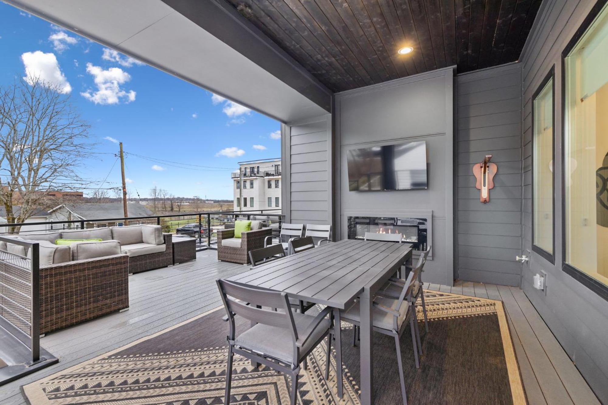 Sleek Multi-level Rooftop Views & Pool Table Holiday home Nashville