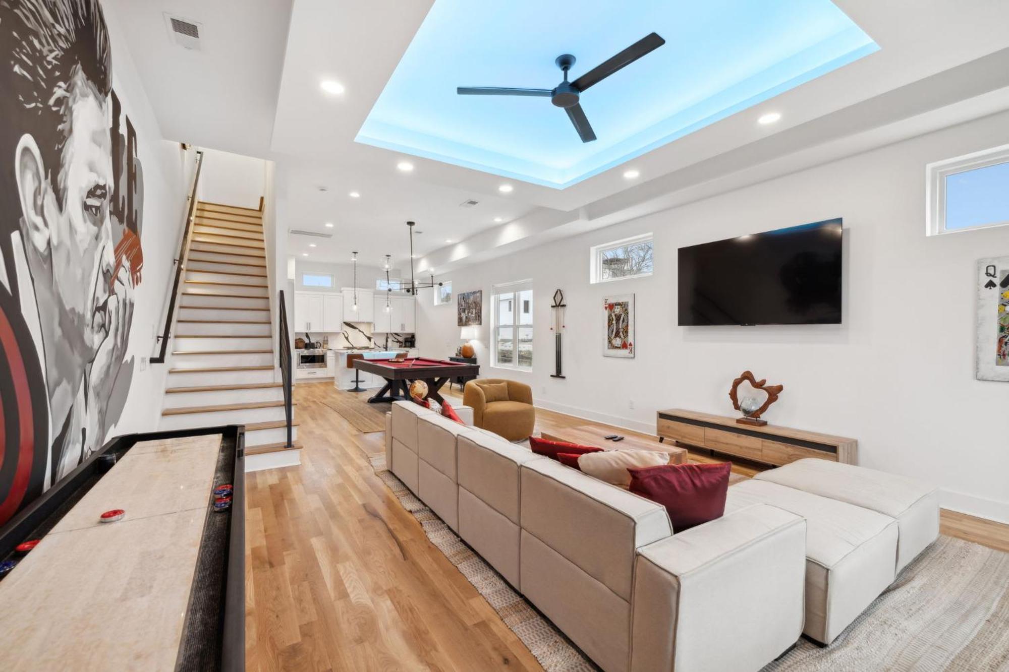 Sleek Multi-level Rooftop Views & Pool Table Nashville