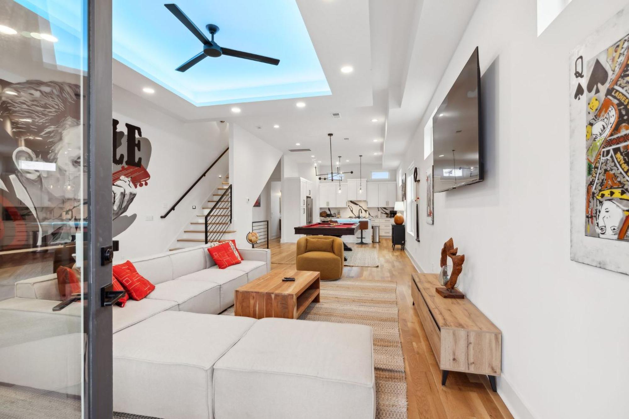 Sleek Multi-level Rooftop Views & Pool Table * Nashville