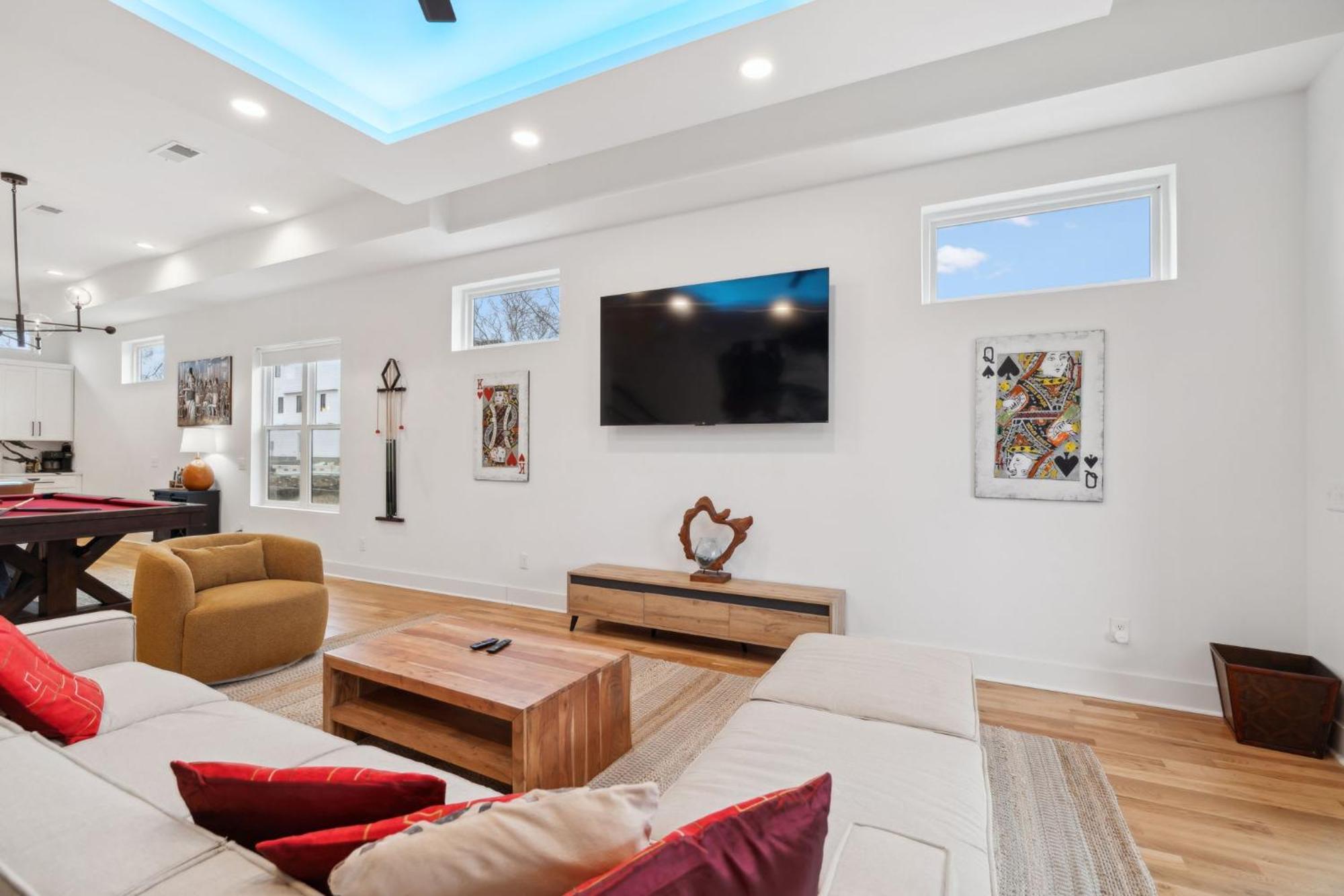 Sleek Multi-level Rooftop Views & Pool Table Holiday home