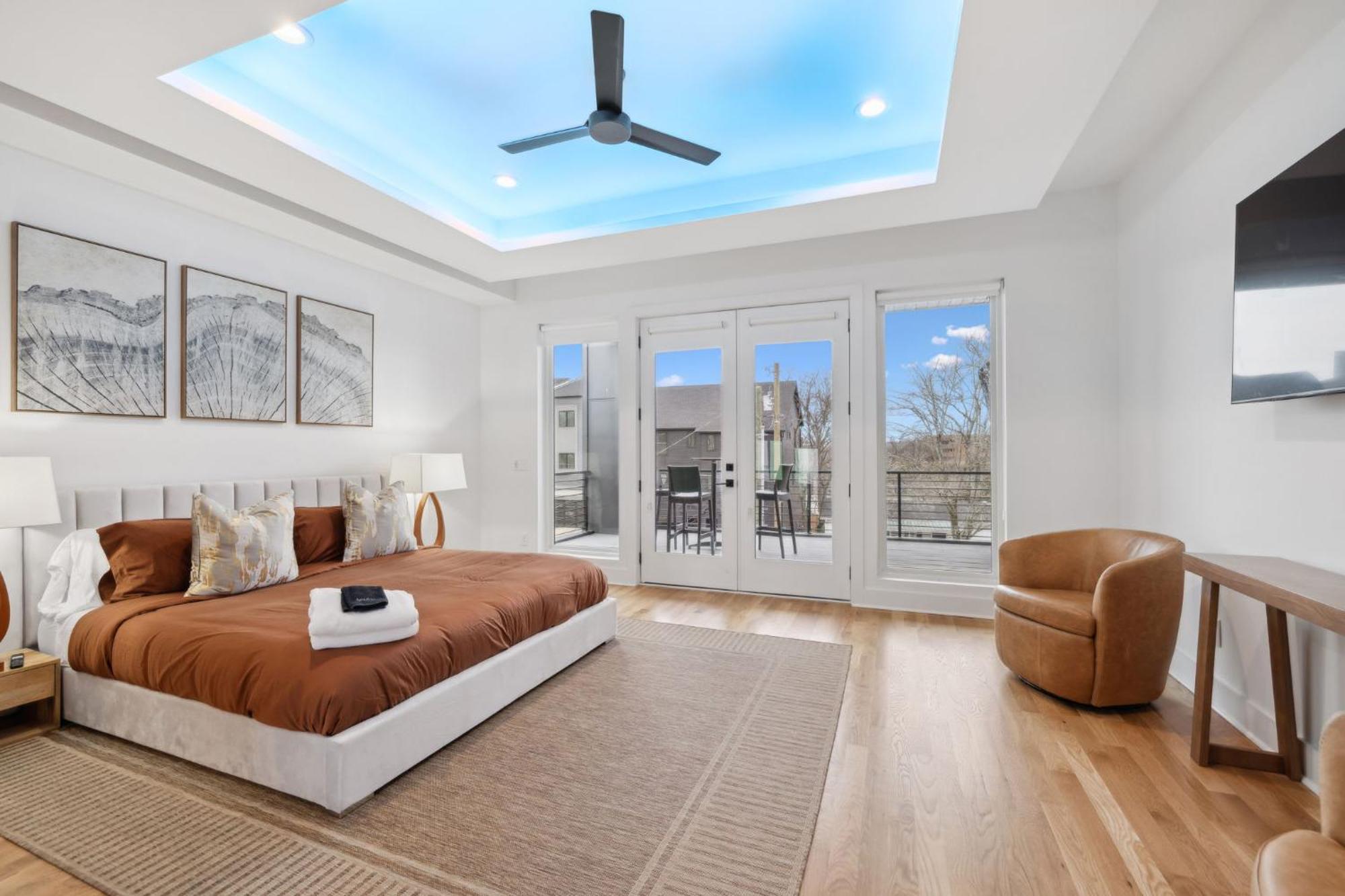 Sleek Multi-level Rooftop Views & Pool Table *