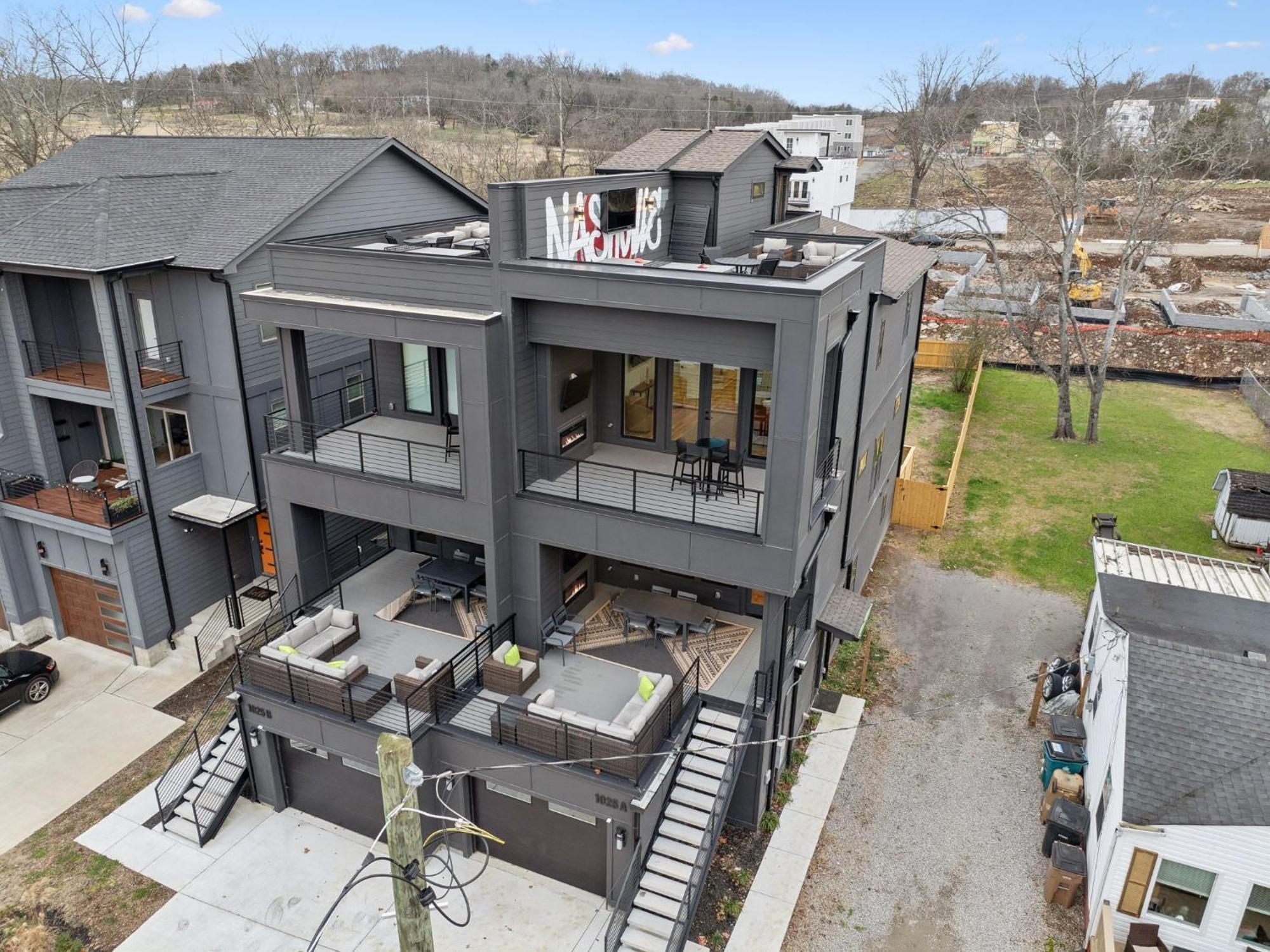Sleek Multi-level Rooftop Views & Pool Table Holiday home Nashville