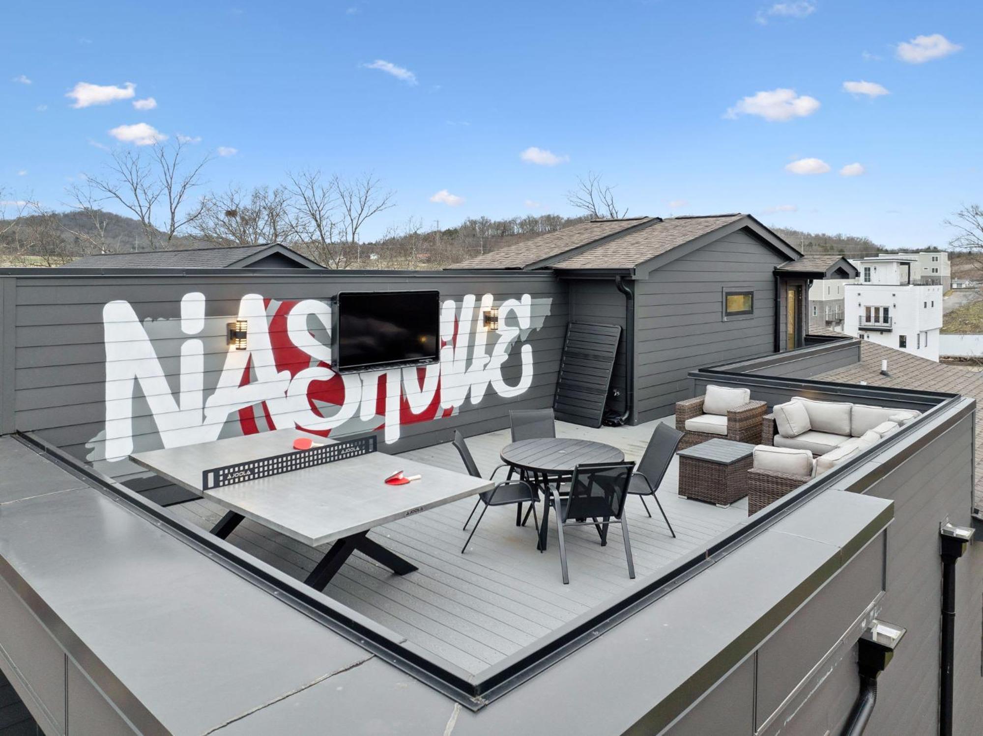 Sleek Multi-level Rooftop Views & Pool Table * Nashville