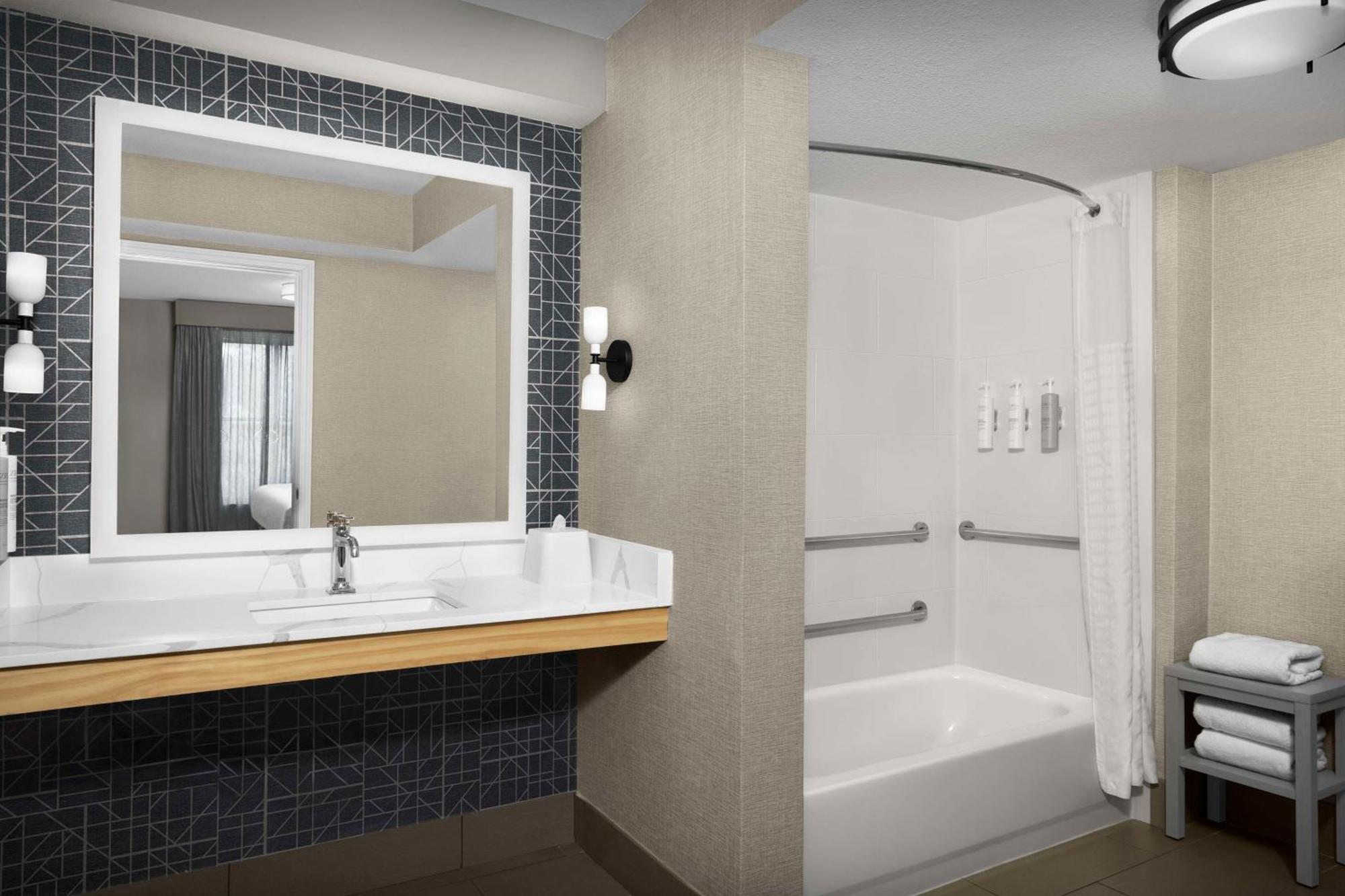 Hotel Homewood Airport 3*