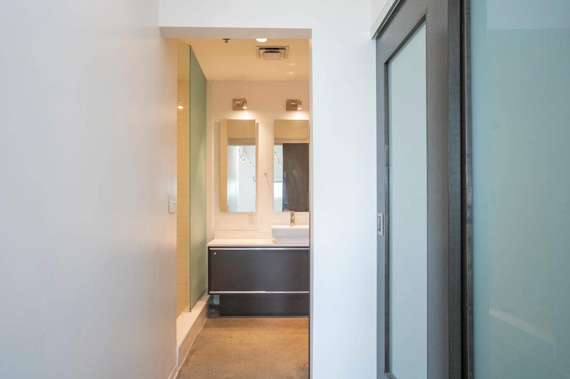 5m222- Unfurnished Amazing Layout